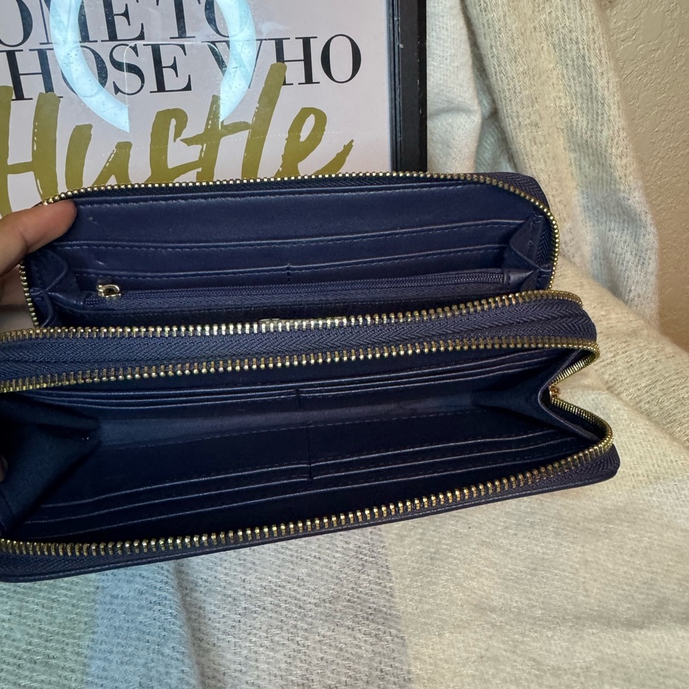 A New Day Blue and White Clutch - Picture 3 of 4
